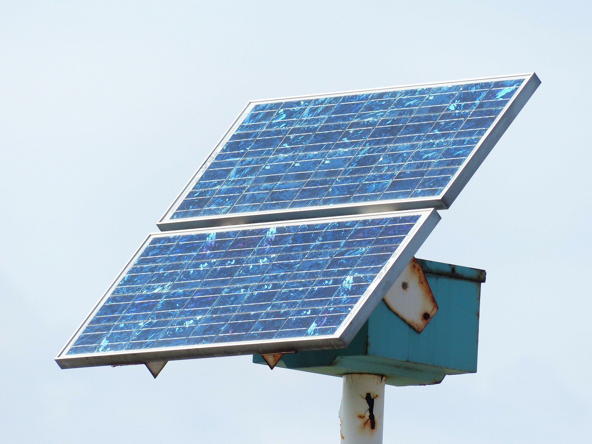 Solar panel exhibiting silicon electronic materials to process energy.