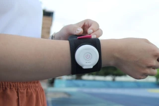Multi-Wavelength Handheld Photobiomodulation Laser Therapy Device with Adjustable Straps