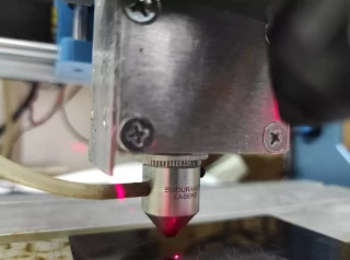 Universal Autofocusing System for Lasers